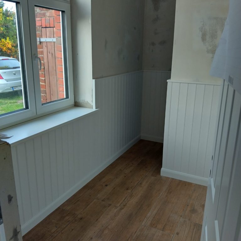 Holztisch mit X-förmigem Gestell und glatter Oberfläche.